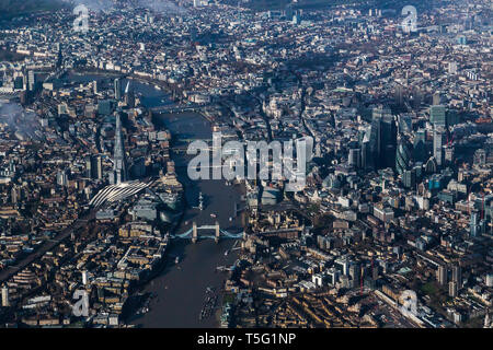 Luftaufnahme der Themse Blick nach Westen in Richtung Tower Bridge, der Shard und das Zentrum von London. Stockfoto
