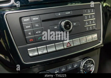 Die Bedieneinheit des Multimediasystems, Radio, Telefon, Sitzheizung und Belüftung, Not-Aus-Taster und ein Loch für die Speicherkarte an. Stockfoto