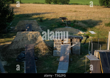 SAINTE-FOY-DE-PEYROLIÈRES, Frankreich - 05. AUGUST: ein Mann, Akrobatik zu tun in einem bmx Park, Royal, Sainte-Foy-de-Peyrolières, Frankreich Am 05. August 2018 in Sainte-foy-de-Peyrolières, Frankreich. Stockfoto