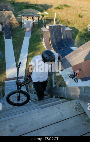 SAINTE-FOY-DE-PEYROLIÈRES, Frankreich - 05. AUGUST: ein Mann, Akrobatik zu tun in einem bmx Park, Royal, Sainte-Foy-de-Peyrolières, Frankreich Am 05. August 2018 in Sainte-foy-de-Peyrolières, Frankreich. Stockfoto