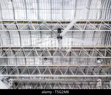 Großen Deckenventilator auf dem Metallrahmen des modernen Fabrik für die Lüftung. Stockfoto