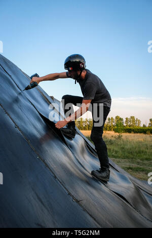 SAINTE-FOY-DE-PEYROLIÈRES, Frankreich - 05. August: Istvan Caillet fixinf seine bmx Park während einer akrobatik Sitzung, Royal, Sainte-Foy-de-Peyrolières, Frankreich Am 05. August 2018 in Sainte-foy-de-Peyrolières, Frankreich. Stockfoto