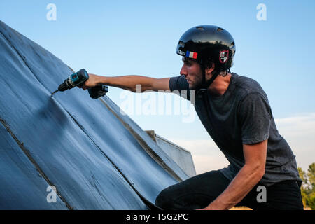 SAINTE-FOY-DE-PEYROLIÈRES, Frankreich - 05. August: Istvan Caillet fixinf seine bmx Park während einer akrobatik Sitzung, Royal, Sainte-Foy-de-Peyrolières, Frankreich Am 05. August 2018 in Sainte-foy-de-Peyrolières, Frankreich. Stockfoto