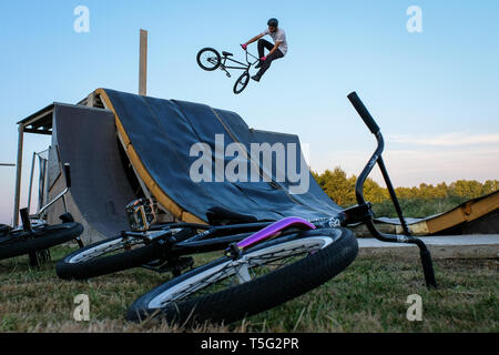 SAINTE-FOY-DE-PEYROLIÈRES, Frankreich - 05. AUGUST: ein Mann, Akrobatik zu tun in einem bmx Park, Royal, Sainte-Foy-de-Peyrolières, Frankreich Am 05. August 2018 in Sainte-foy-de-Peyrolières, Frankreich. Stockfoto