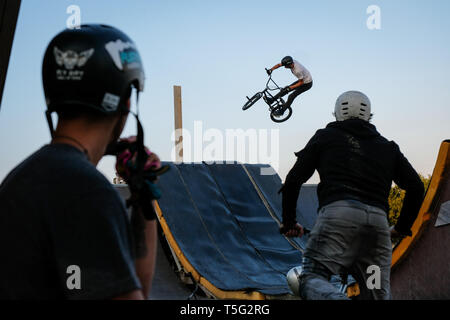 SAINTE-FOY-DE-PEYROLIÈRES, Frankreich - 05. AUGUST: ein Mann, Akrobatik zu tun in einem bmx Park, Royal, Sainte-Foy-de-Peyrolières, Frankreich Am 05. August 2018 in Sainte-foy-de-Peyrolières, Frankreich. Stockfoto