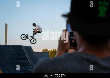 SAINTE-FOY-DE-PEYROLIÈRES, Frankreich - 05. AUGUST: ein Mann, Akrobatik zu tun in einem bmx Park, Royal, Sainte-Foy-de-Peyrolières, Frankreich Am 05. August 2018 in Sainte-foy-de-Peyrolières, Frankreich. Stockfoto