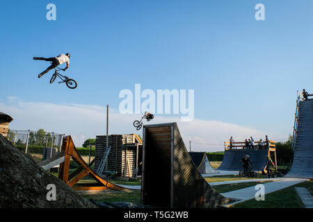 SAINTE-FOY-DE-PEYROLIÈRES, Frankreich - 05. AUGUST: Zwei Leute, Akrobatik zu tun in einem bmx Park, Royal, Sainte-Foy-de-Peyrolières, Frankreich Am 05. August 2018 in Sainte-foy-de-Peyrolières, Frankreich. Stockfoto