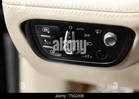 Fahrer-Hand Scheinwerfer mit unter Lenkschalter einschalten;  Scheinwerfer-Schalter; Blinkerhebel; Nebelscheinwerfer wechseln;  Detailansicht Stockfotografie - Alamy