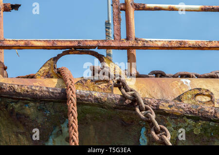 Ein Schiff zerstört Fischerboot strandete und Verlassenen entfernt Rost auf der Uferlinie Rampside in Cumbria Stockfoto