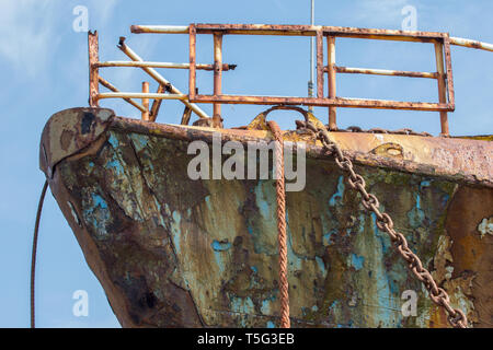 Ein Schiff zerstört Fischerboot strandete und Verlassenen entfernt Rost auf der Uferlinie Rampside in Cumbria Stockfoto