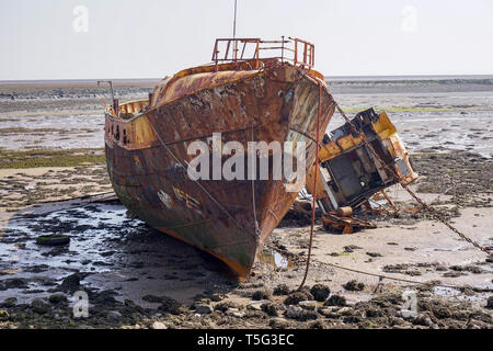 Ein Schiff zerstört Fischerboot strandete und Verlassenen entfernt Rost auf der Uferlinie Rampside in Cumbria Stockfoto