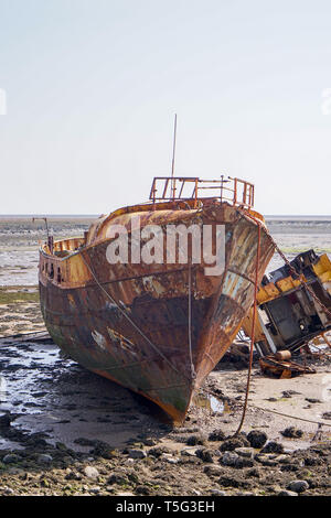 Ein Schiff zerstört Fischerboot strandete und Verlassenen entfernt Rost auf der Uferlinie Rampside in Cumbria Stockfoto