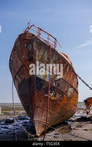 Ein Schiff zerstört Fischerboot strandete und Verlassenen entfernt Rost auf der Uferlinie Rampside in Cumbria Stockfoto