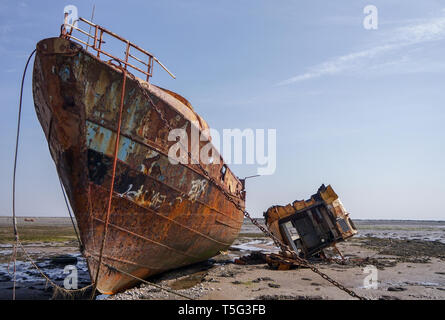 Ein Schiff zerstört Fischerboot strandete und Verlassenen entfernt Rost auf der Uferlinie Rampside in Cumbria Stockfoto