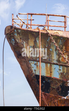 Ein Schiff zerstört Fischerboot strandete und Verlassenen entfernt Rost auf der Uferlinie Rampside in Cumbria Stockfoto