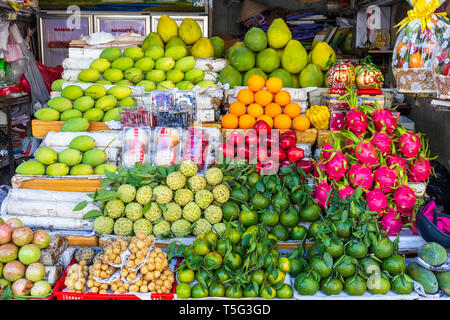 Auswahl an tropischen Früchten im Verkauf bei Ben Thanh Markt, Ho-Chi-Minh-Stadt, Saigon, Vietnam, Vietnam, Asien Stockfoto