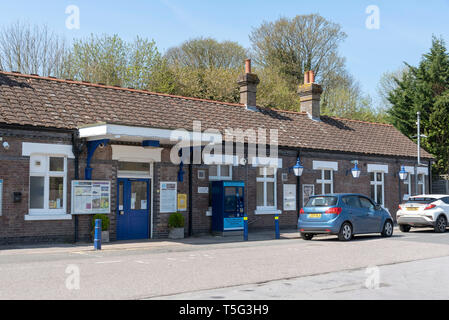 Great Missenden, Buckinghamshire, England, UK. Außenansicht des Great Missenden Bahnhof und Vorplatz, die von HS2 beeinflusst werden können. Stockfoto