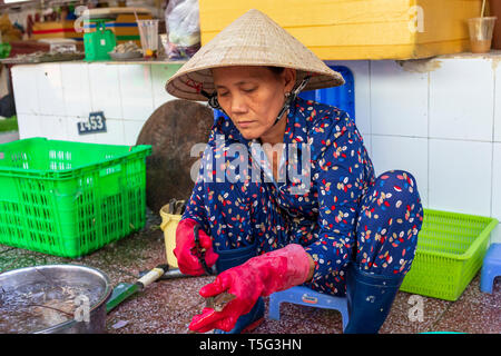 Vietnamesin ausnehmen und Vorbereitung frisch gefangenen Hummer an der Ben Thanh Markt, Ho-Chi-Minh-Stadt, Saigon, Vietnam, Asien Stockfoto