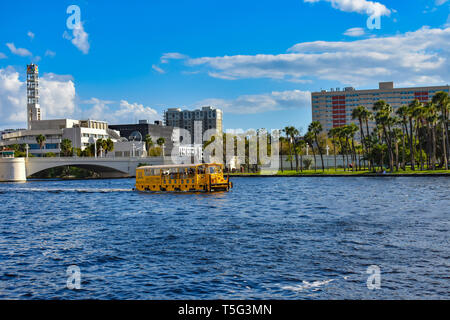 Tampa Bay, Florida. März 02, 2019. WFLA TV Gebäude und Wassertaxi Segeln auf Hillsborogh River in Downtown. Stockfoto