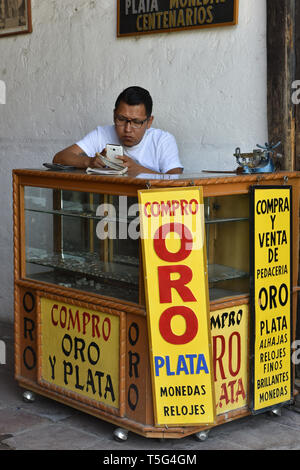 Verkäufer in einen kleinen Kiosk, der Reliquien und Gold im historischen Zentrum der Stadt, San Miguel de Allende, Mexiko Stockfoto