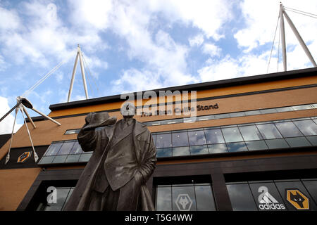 Die Statue von Stan Cullis außerhalb seines Namens stand auf der Erde, vor der Premier League Spiel im Molineux, Wolverhampton. Stockfoto