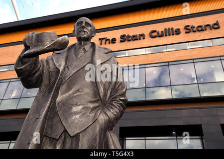 Die Statue von Stan Cullis außerhalb seines Namens stand auf der Erde, vor der Premier League Spiel im Molineux, Wolverhampton. Stockfoto