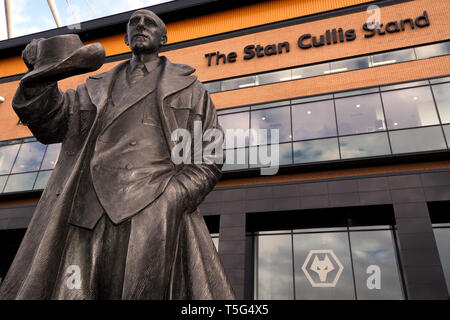 Die Statue von Stan Cullis außerhalb seines Namens stand auf der Erde, vor der Premier League Spiel im Molineux, Wolverhampton. Stockfoto