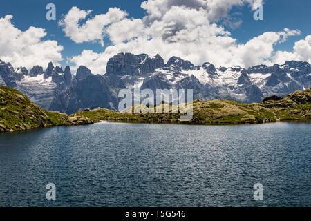 Die Brenta Dolomiten, Blick vom Alpensee 'Lago Nero'. Cornisello, Nambrone Tal, Pinzolo. Adamello Brenta Naturpark. Trentino. Italienische Alpen. Stockfoto