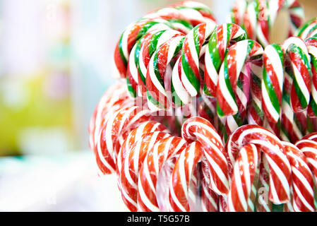 Weihnachten Zuckerstangen in Store Stockfoto