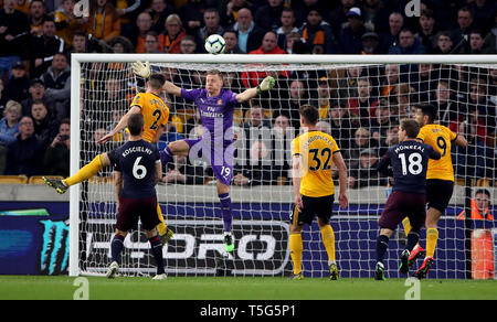 Wolverhampton Wanderers" Matt Doherty scores zweites Ziel seiner Seite des Spiels Vergangenheit Arsenal Torwart Bernd Leno während der Premier League Spiel im Molineux, Wolverhampton. Stockfoto