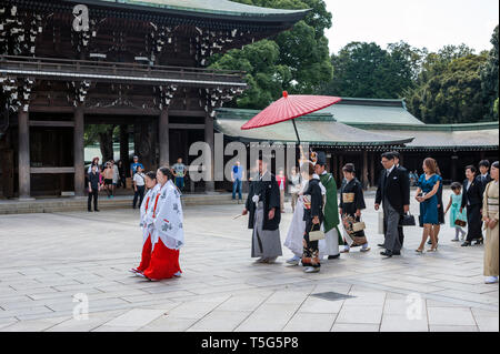 Hochzeit in der Meiji Jingu, (Meiji Schrein) Gründen in Shibuya, Tokio, Japan Stockfoto