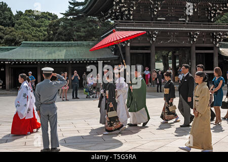 Hochzeit in der Meiji Jingu, (Meiji Schrein) Gründen in Shibuya, Tokio, Japan Stockfoto