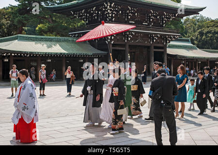 Hochzeit in der Meiji Jingu, (Meiji Schrein) Gründen in Shibuya, Tokio, Japan Stockfoto