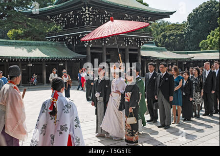 Hochzeit in der Meiji Jingu, (Meiji Schrein) Gründen in Shibuya, Tokio, Japan Stockfoto