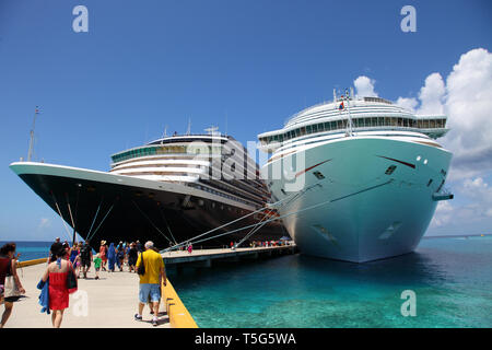 Kreuzfahrt Schiffe am Strand in Grand Turk Stockfoto