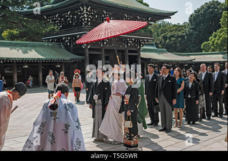 Hochzeit in der Meiji Jingu, (Meiji Schrein) Gründen in Shibuya, Tokio, Japan Stockfoto