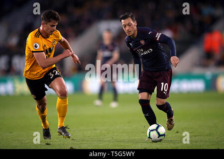 Wolverhampton Wanderers" Leander Dendoncker (links) und des Arsenal Mesut Ozil während der Premier League Spiel im Molineux, Wolverhampton. Stockfoto