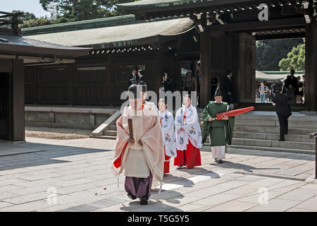 Hochzeit in der Meiji Jingu, (Meiji Schrein) Gründen in Shibuya, Tokio, Japan Stockfoto