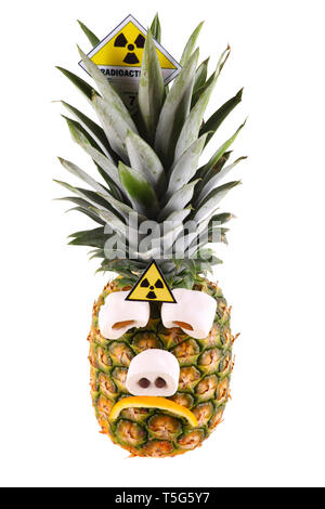 Traurig Ananas mit radioaktiven Symbol - auf einem weißen Hintergrund. Stockfoto