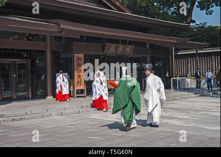 Hochzeit in der Meiji Jingu, (Meiji Schrein) Gründen in Shibuya, Tokio, Japan Stockfoto