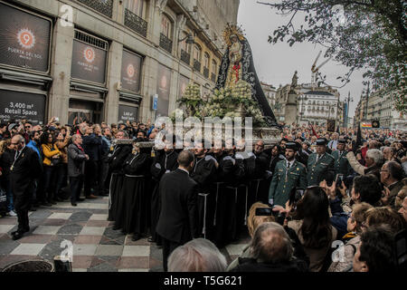 Menschen gesehen Laden das Bild Unserer Lieben Frau, unsere Einsamkeit in der Straße Arenal in Madrid, Spanien. Prozession der Muttergottes von der Einsamkeit und Hilflosigkeit Stockfoto