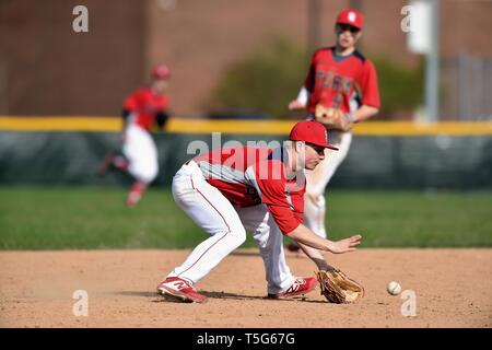 South Elgin shortstop Patrick Keaty fielding ein West Aurora Boden Kugel vor dem Werfen die erste Basis der hitter, in den Ruhestand zu treten. Stockfoto