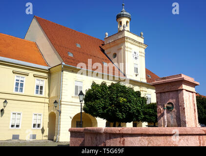 Alte Stein Türkischer Brunnen auf dem Platz der Heiligen Dreifaltigkeit in der kroatischen Stadt Osijek Stockfoto