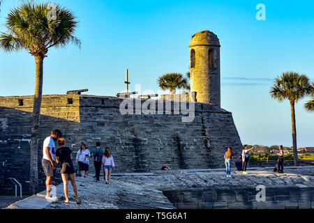 St. Augustine, Florida. Januar 26, 2019. Seitenansicht des Castillo de San Marcos Fort und Palmen auf hellblau Himmel Hintergrund in Florida's Historische Stockfoto