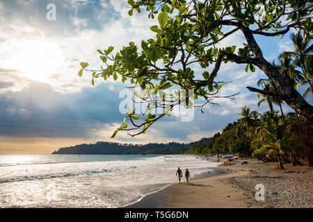 Paar in den Sonnenuntergang am Strand Espadilla Norte, Manuel Antonio, Quepos, Costa Rica Stockfoto