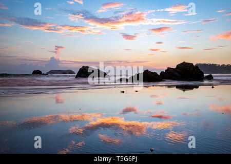 Sonnenuntergang am Strand reflecton Espadilla Norte, Manuel Antonio, Quepos, Costa Rica Stockfoto