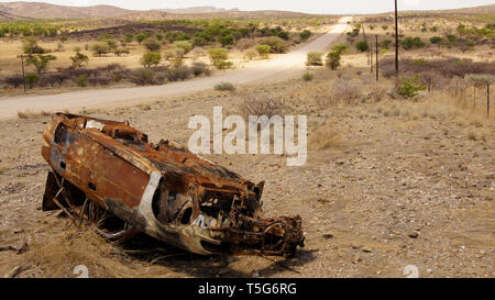 Gebrochene Auto auf den Straßenrand, Namibia Wüste Stockfoto