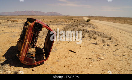 Gebrochene Auto auf den Straßenrand, Namibia Wüste Stockfoto