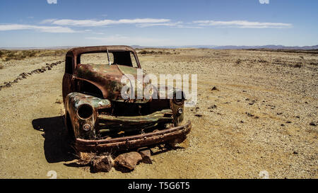 Gebrochene Auto auf den Straßenrand, Namibia Wüste Stockfoto