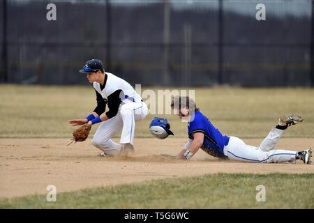 Zweiter Basisspieler für die Annahme einer von einem outfielder werfen zu spät ein Gegner von Schiebetüren in sicher an der zweiten Base mit einem Doppelten zu halten. USA. Stockfoto